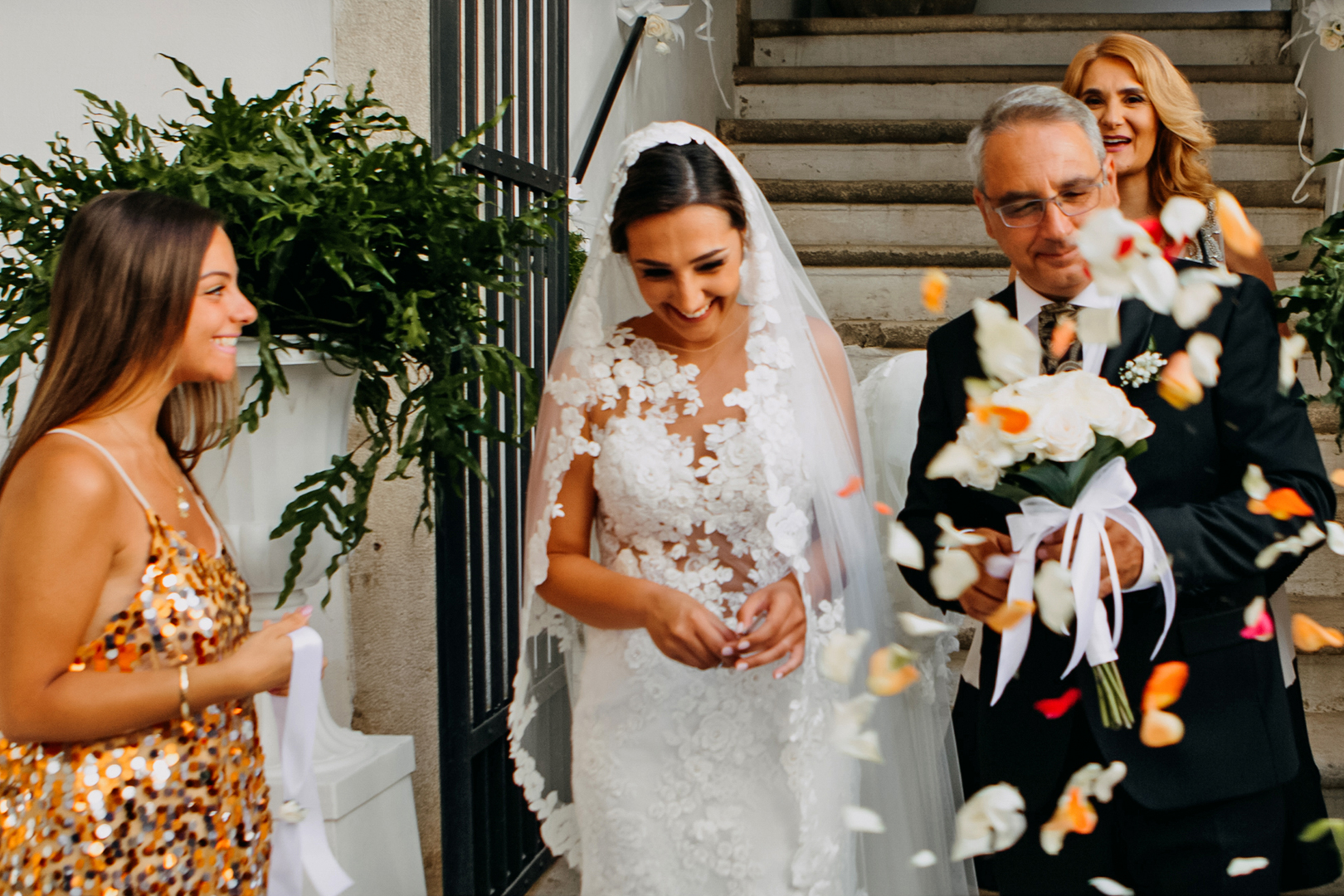 25 gianni-lepore-sposa-bride-uscita-casa-palazzo-dauria-genitori-weddingday