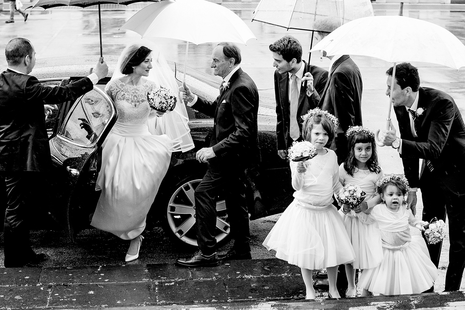 gianni-lepore-arrivo-chiesa-papà-matrimonio-pioggia-ombrello